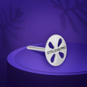 okrugli metalni nastavak u vodoravnom polozaju na ljubicastoj podlozi