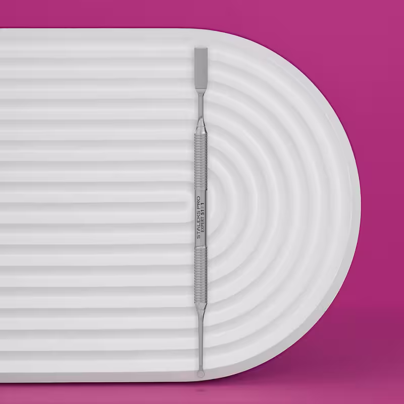 potiskivac za manikuru s dva radna djela na bijeloj podlozi i pink podlozi